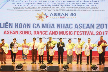 Vĩnh Phúc: Khai mạc liên hoan ca múa nhạc Asean 2017