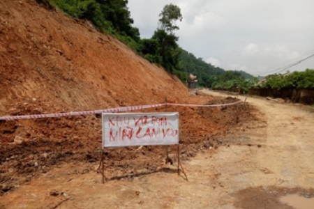 Thanh Hóa: Bới đất làm đường phát hiện quả bom “khủng”