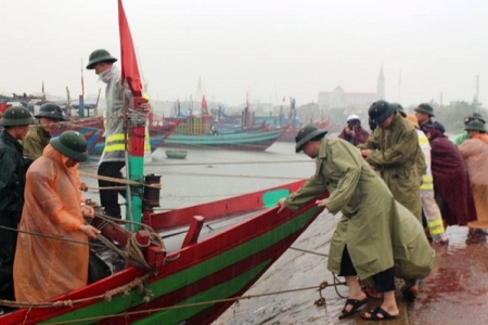 Hà Tĩnh: Người dân căng mình ứng phó siêu bão