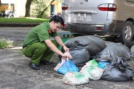 Quảng Ninh: Bắt ô tô đang vận chuyển 360 kg mỡ, bì lợn không rõ nguồn gốc xuất xứ