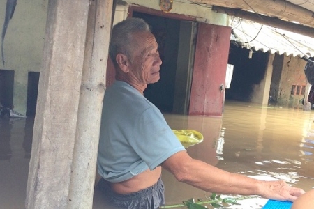 Nước ngập trắng cửa nhà, nhiều hộ dân “gồng mình” kêu cứu