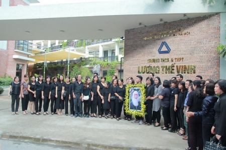 Hàng nghìn học sinh Trường Lương Thế Vinh nghẹn ngào trong giây phút chia tay thầy Văn Như Cương