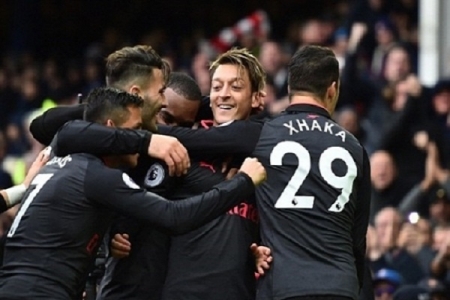 Arsenal ‘san bằng’ Goodison Park bằng 5 loạt pháo nổ rền vang