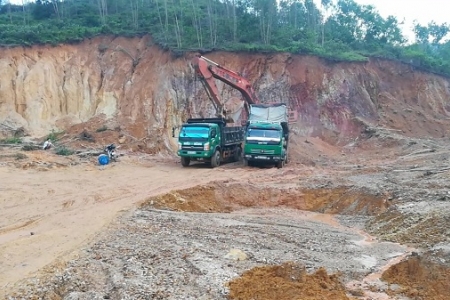 DN khai thác đất trái phép (Hà Tĩnh): Chủ tịch xã nói "họ xin làm lấy ngày"