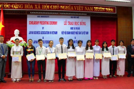 Đại học Huế: Hiệp hội Doanh nghiệp Nhật Bản trao học bổng cho sinh viên nghèo vượt khó