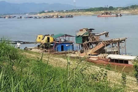 Xã Vĩnh Phú (Phù Ninh, Phú Thọ): “Nóng” việc người dân giữ tàu khai thác cát