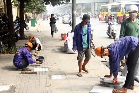 UBND TP. Hà Nội: Chỉ đạo tạm dừng các dự án lát đá vỉa hè