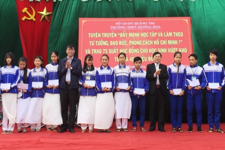 PCT UBTWMTTQVN Nguyễn Hữu Dũng trao học bổng cho học sinh nghèo tại Quảng Trị