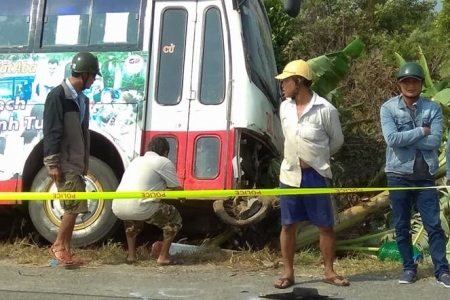 Cà Mau: Xe buýt nổ lốp, đâm liên tiếp 3 xe máy khiến nhiều người thương vong