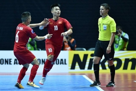 Ngược dòng thành công, ĐT Việt Nam vào tứ kết futsal châu Á 2018