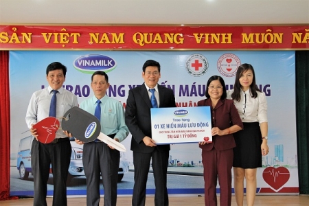 Vinamilk tặng xe hiến máu lưu động