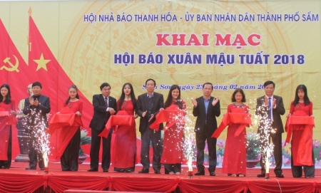 Thanh Hóa: Mang báo xuân đến với độc giả Sầm Sơn