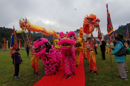 Quảng Ninh: "Cõng" thêm phí tham quan, nghìn người vẫn đổ về khai hội Xuân Yên Tử