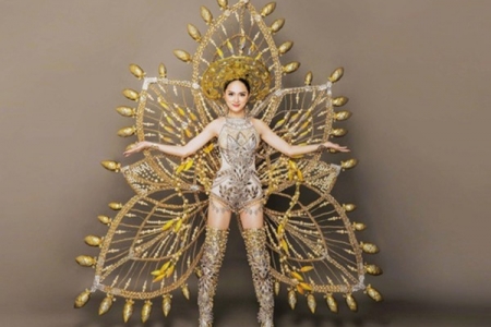 Hương Giang Idol khoe trang phục dân tộc nặng 55 kg tại Miss International Queen Pageant