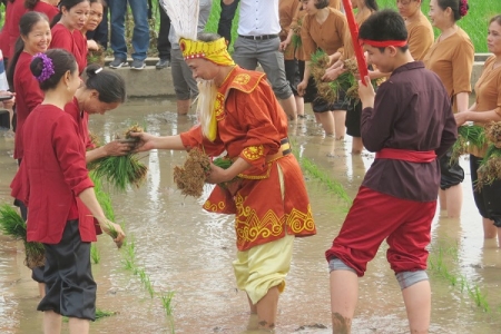 Lễ hội Vua Hùng dạy dân cấy lúa: Điểm nhấn xây dựng Việt Trì thành Thành phố lễ hội về với cội nguồn