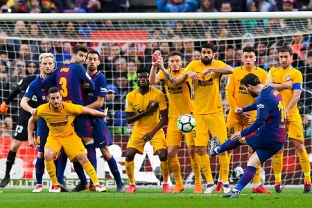 Messi lập siêu phẩm, Barcelona đánh bại Atletico Madrid