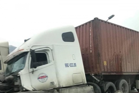 Hà Nội: Xe container bất ngờ đâm vào dải phân cách, đường vành đai 3 ùn tắc kéo dài