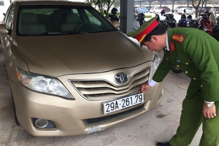 Quảng Bình: Bắt giữ container chở ô tô Camry nhập lậu