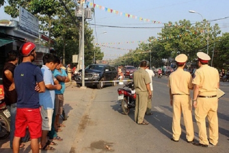 Truy đuổi xe chở thuốc lá lậu, 2 CSGT bị hất văng vào vỉa hè