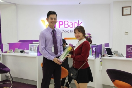 Nhiều chị em thích thú với quà tặng 8/3 từ TPBank