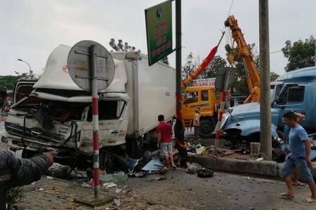 Sau tiếng nổ lớn, xe container tông vào xe tải đi ngược chiều