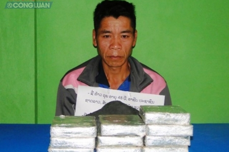 Nghệ An: Bắt đối tượng người Lào vận chuyển 10 bánh heroin