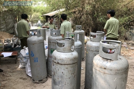 Triệt phá tụ điểm sang chiết gas trái phép nằm sâu trong rừng trúc