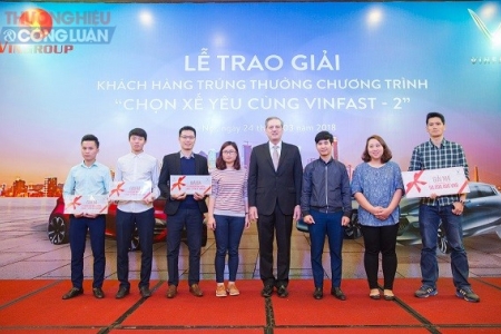 Trao thưởng 800 triệu đồng cho người thắng cuộc bình chọn mẫu xe VINFAST