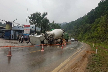 Hà Giang: Ô tô bồn đối đầu xe container, 2 tài xế bị thương