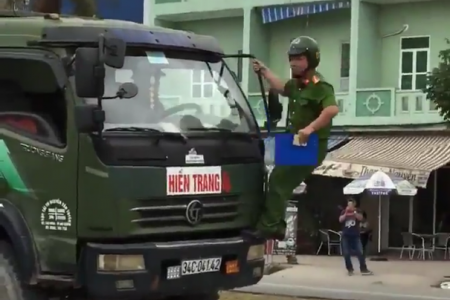 Hải Phòng: Ngăn cản xe vi phạm, một cảnh sát đu trên gương xe hàng trăm mét