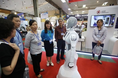 “Cô gái” robot ra mắt trong hội chợ Expo 2018