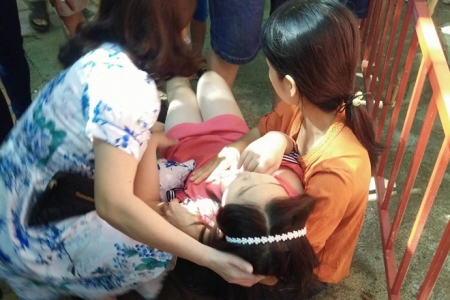 Hai em bé ngã từ độ cao gần 5m vì đứt cáp trò chơi