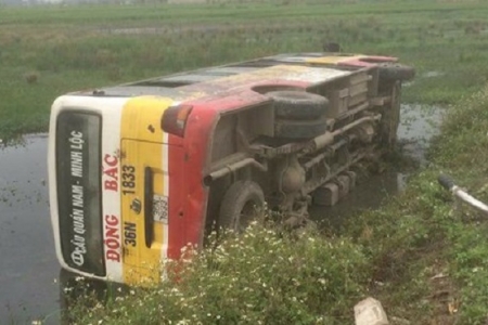 Tránh xe công nông, xe buýt lật nhào xuống ruộng khiến hàng chục hành khách “tắm bùn”