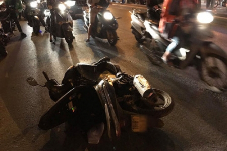 Nam thanh niên tử vong vì đâm vào dải phân cách trên cầu Ngã Tư Sở