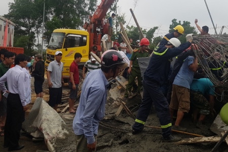 Thừa Thiên Huế: Sập giàn giáo thi công cây xăng khiến nhiều người bị thương