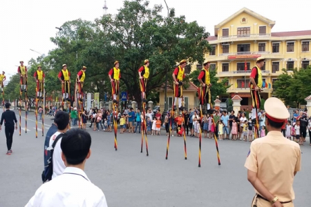 Du khách thích thú với lễ hội đường phố "Sắc màu văn hóa" tại Festival Huế 2018