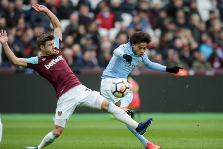 Thắng dễ West Ham, Man City áp sát kỷ lục của Chelsea