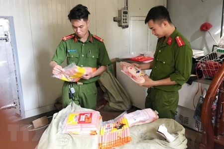 Cao Bằng: Tiêu hủy hơn 500 kg vịt đông lạnh và xúc xích không rõ nguồn gốc