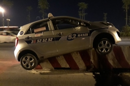 Taxi mất lái lao thẳng vào dải phân cách