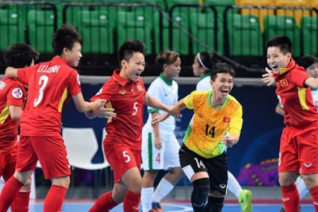 Đánh bại Indonesia với tỷ số 2-1, ĐT nữ futsal Việt Nam chính thức vào bán kết