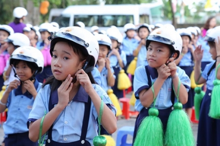 Tặng mũ bảo hiểm học sinh vào lớp 1 năm học 2018-2019