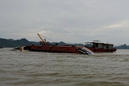 Hải Phòng: Đang thi công, tàu 1.000 tấn bất ngờ bị giông lốc đánh lật