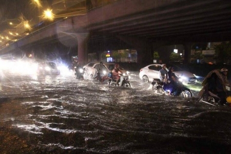 Hà Nội: Hàng loạt tuyến phố ngập nặng sau mưa lớn