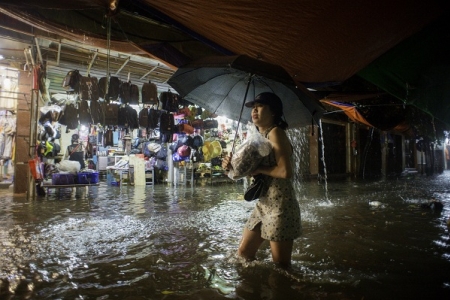 Hà Nội mưa lớn, Chợ nhà xanh "thất thủ"