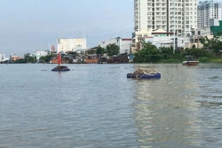 TP. HCM: Sự cố chìm ghe chở vôi 94 tấn trên dòng Kênh Tẻ