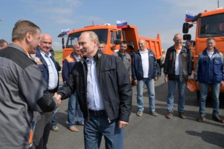 Ông Putin lái Kamaz thông xe cầu Crimea