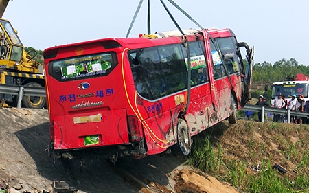 Ô tô khách lao xuống ruộng, hành khách hoảng loạn kêu cứu