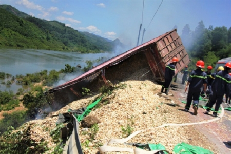 Quảng Trị: Xe tải chở dăm gỗ bất ngờ đâm gãy lan can đường, bốc cháy dữ dội