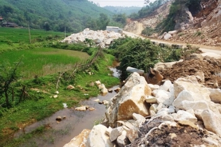 Nghệ An: Sạt lở núi, hai mẹ con đi tìm bò bị đá rơi trúng tử vong