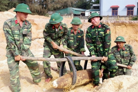 Quảng Bình: Xử lý, vận chuyển 1 quả bom loại 500 LBS về địa điểm an toàn